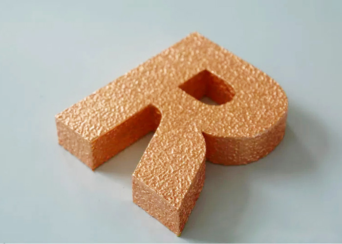 Lasergeschnittenes Letter-Finish-Logo mit Goldfolie