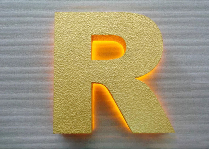 Laserschneiden und Polieren von Buchstaben mit Goldfolienoberfläche